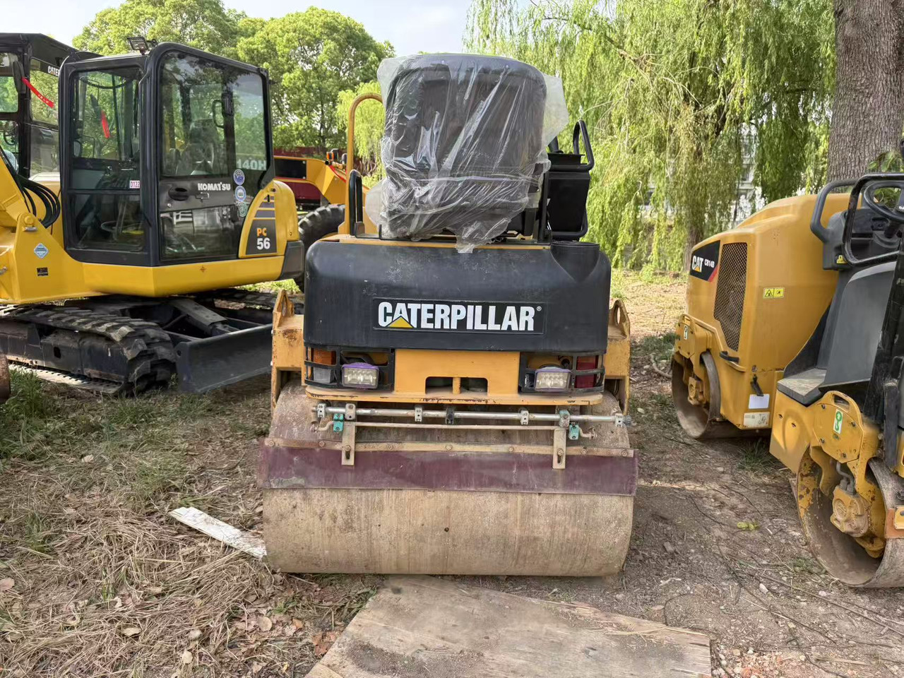 CATERPILLAR CB24B - 로드 롤러 : 사진 2 CATERPILLAR CB24B - 로드 롤러 : 사진 2