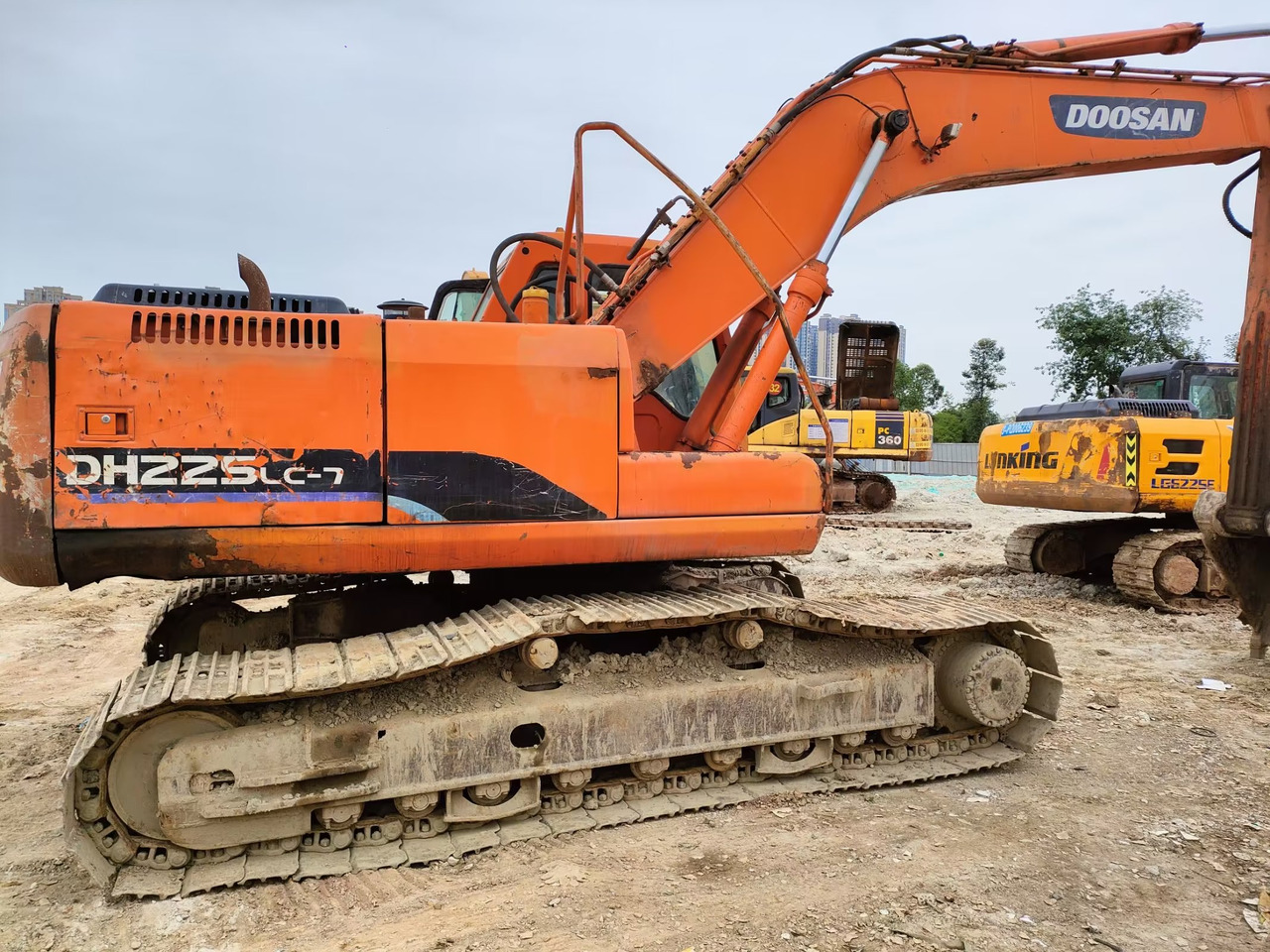 DOOSAN DH225LC-7 - 크롤러 굴삭기 : 사진 2 DOOSAN DH225LC-7 - 크롤러 굴삭기 : 사진 2