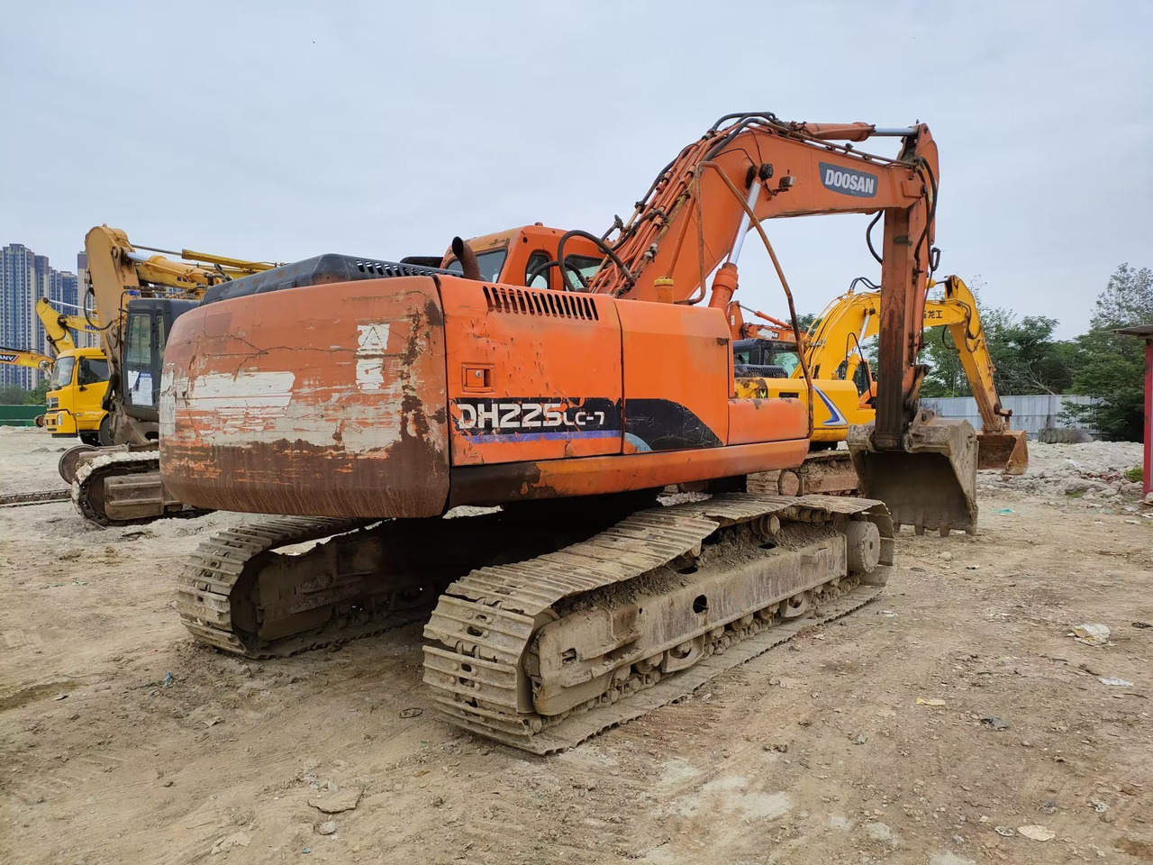 DOOSAN DH225LC-7 - 크롤러 굴삭기 : 사진 1 DOOSAN DH225LC-7 - 크롤러 굴삭기 : 사진 1