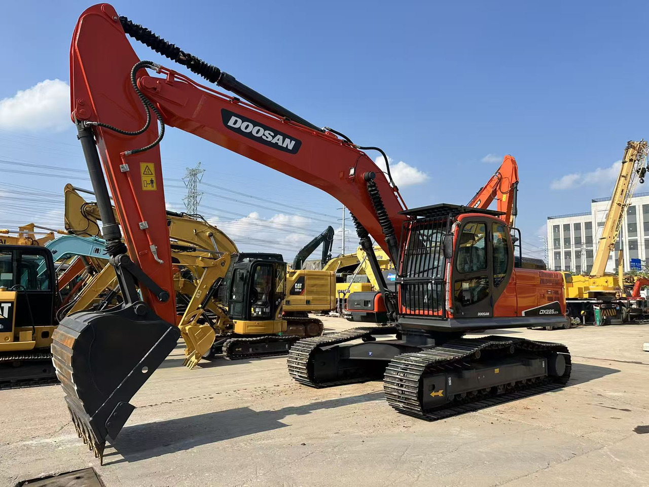 DOOSAN DX225LCA - 크롤러 굴삭기 : 사진 1 DOOSAN DX225LCA - 크롤러 굴삭기 : 사진 1