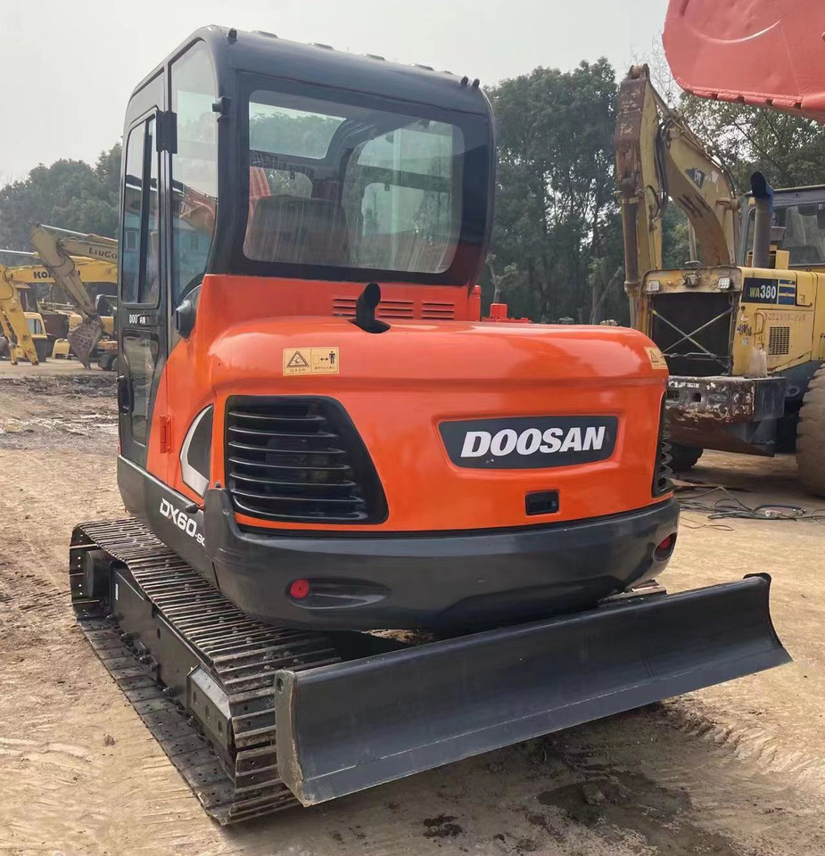DOOSAN DX60-9C - 크롤러 굴삭기 : 사진 3 DOOSAN DX60-9C - 크롤러 굴삭기 : 사진 3