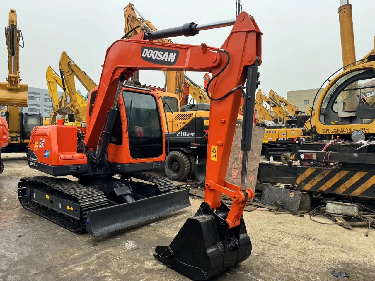 DOOSAN DX75-9C - 크롤러 굴삭기 : 사진 1 DOOSAN DX75-9C - 크롤러 굴삭기 : 사진 1