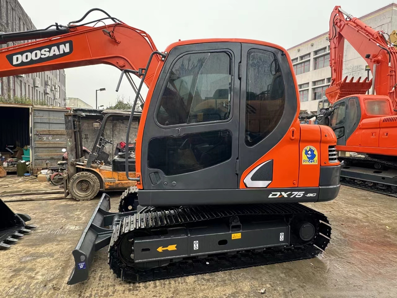 DOOSAN DX75-9C - 크롤러 굴삭기 : 사진 4 DOOSAN DX75-9C - 크롤러 굴삭기 : 사진 4