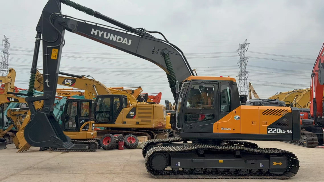 HYUNDAI R220LC-9S - 크롤러 굴삭기 : 사진 3 HYUNDAI R220LC-9S - 크롤러 굴삭기 : 사진 3