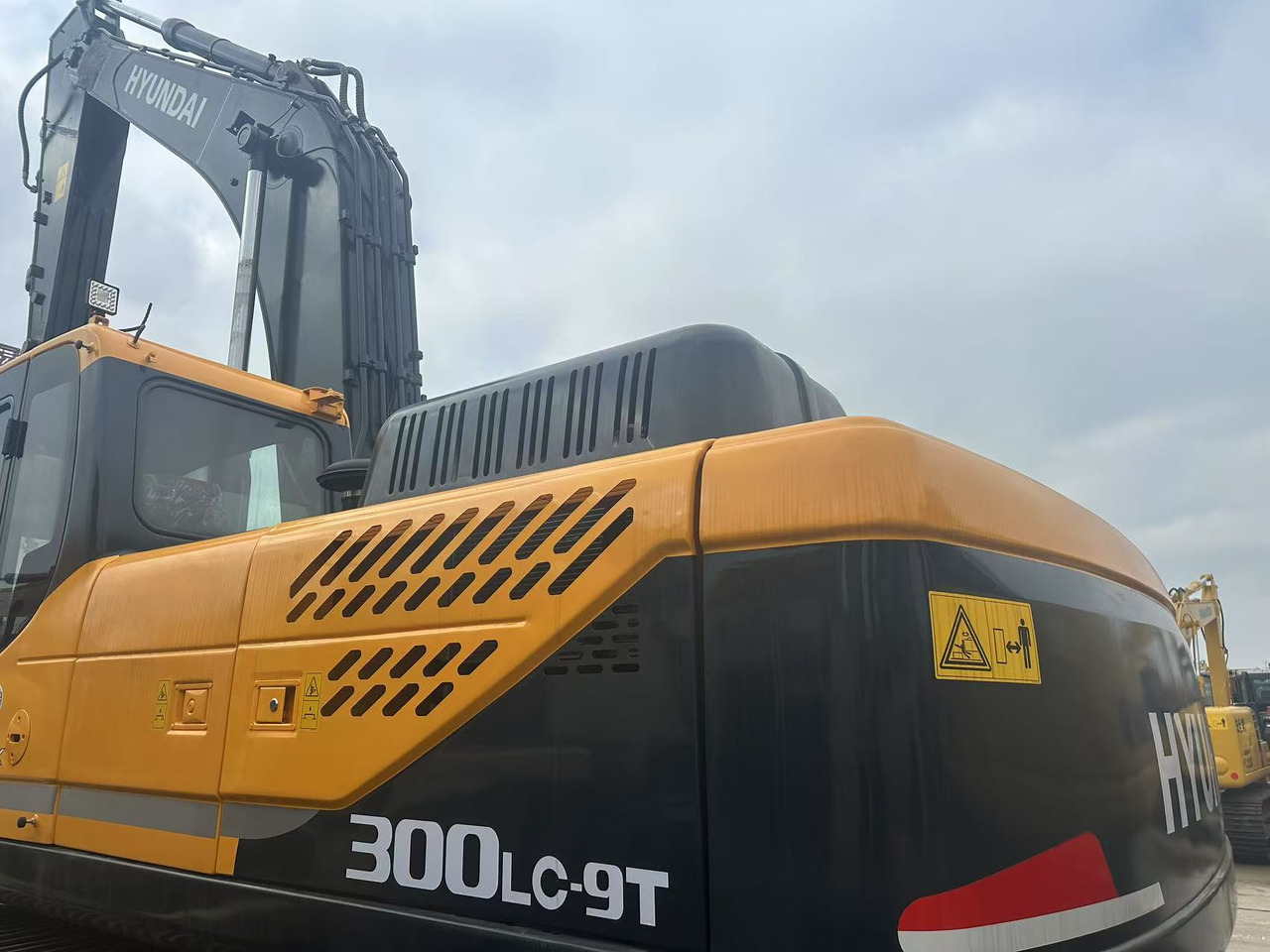 HYUNDAI R300LC-9T - 크롤러 굴삭기 : 사진 3 HYUNDAI R300LC-9T - 크롤러 굴삭기 : 사진 3