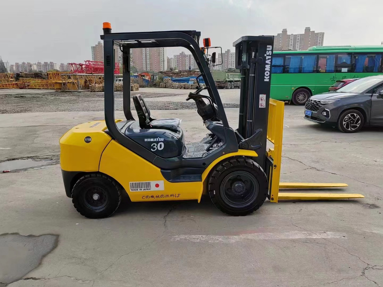 KOMATSU 3-ton - 디젤 지게차 : 사진 1 KOMATSU 3-ton - 디젤 지게차 : 사진 1