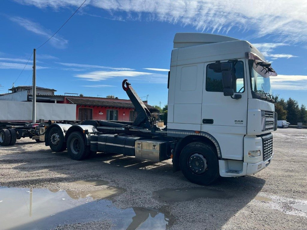 DAF XF530 SCARRABILE - 후크 리프트 트럭 : 사진 4 DAF XF530 SCARRABILE - 후크 리프트 트럭 : 사진 4
