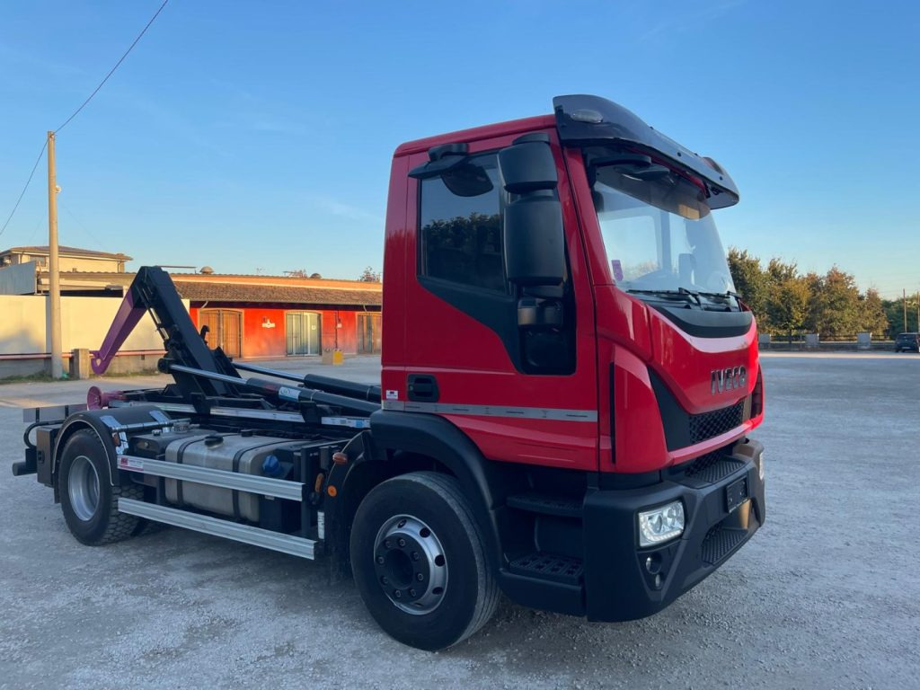 IVECO EUROCARGO 160E32 CON SCARRABILE NUOVO - 후크 리프트 트럭 : 사진 2 IVECO EUROCARGO 160E32 CON SCARRABILE NUOVO - 후크 리프트 트럭 : 사진 2