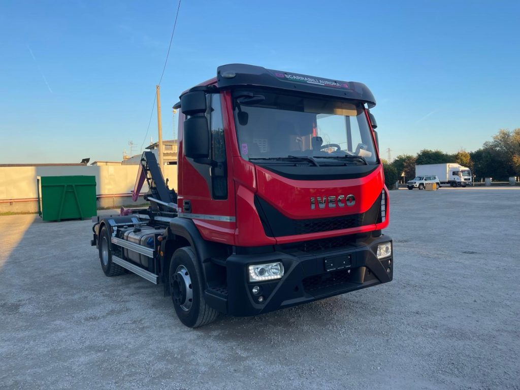 IVECO EUROCARGO 160E32 CON SCARRABILE NUOVO - 후크 리프트 트럭 : 사진 3 IVECO EUROCARGO 160E32 CON SCARRABILE NUOVO - 후크 리프트 트럭 : 사진 3