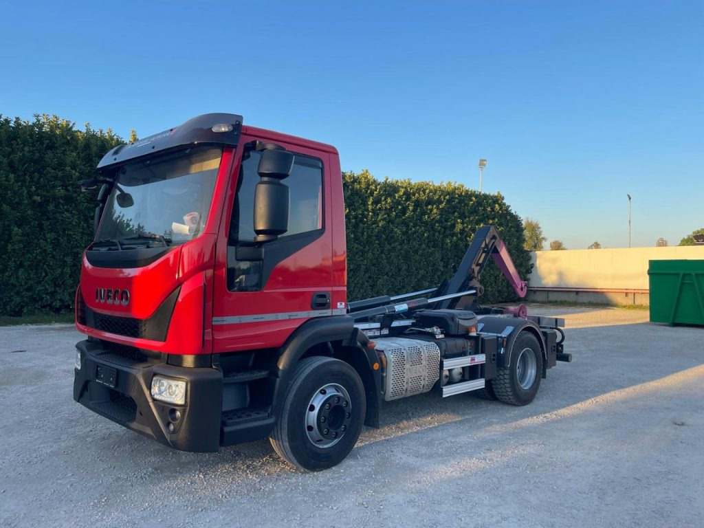 IVECO EUROCARGO 160E32 CON SCARRABILE NUOVO - 후크 리프트 트럭 : 사진 1 IVECO EUROCARGO 160E32 CON SCARRABILE NUOVO - 후크 리프트 트럭 : 사진 1