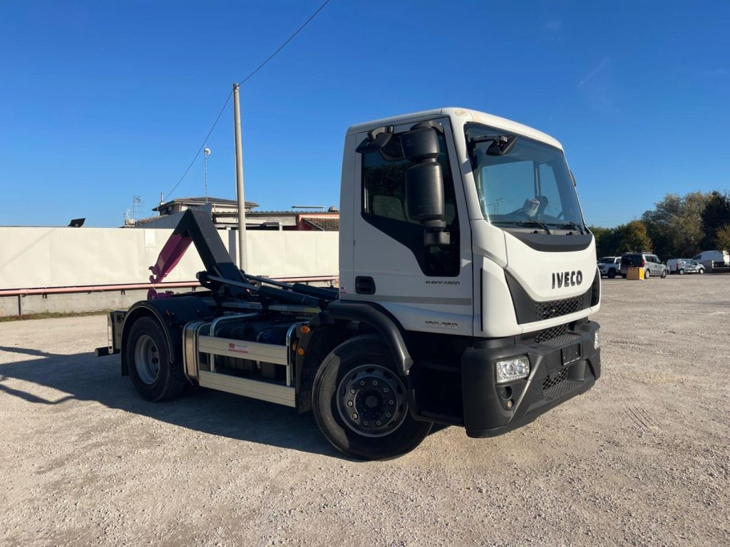 IVECO EUROCARGO 180E25 CON SCARRABILE NUOVO - 후크 리프트 트럭 : 사진 2 IVECO EUROCARGO 180E25 CON SCARRABILE NUOVO - 후크 리프트 트럭 : 사진 2