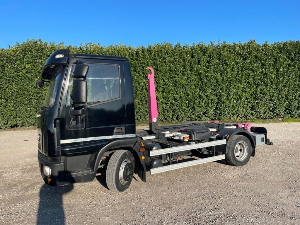 IVECO EUROCARGO 75E18 CON SCARRABILE NUOVO - 후크 리프트 트럭 : 사진 3 IVECO EUROCARGO 75E18 CON SCARRABILE NUOVO - 후크 리프트 트럭 : 사진 3