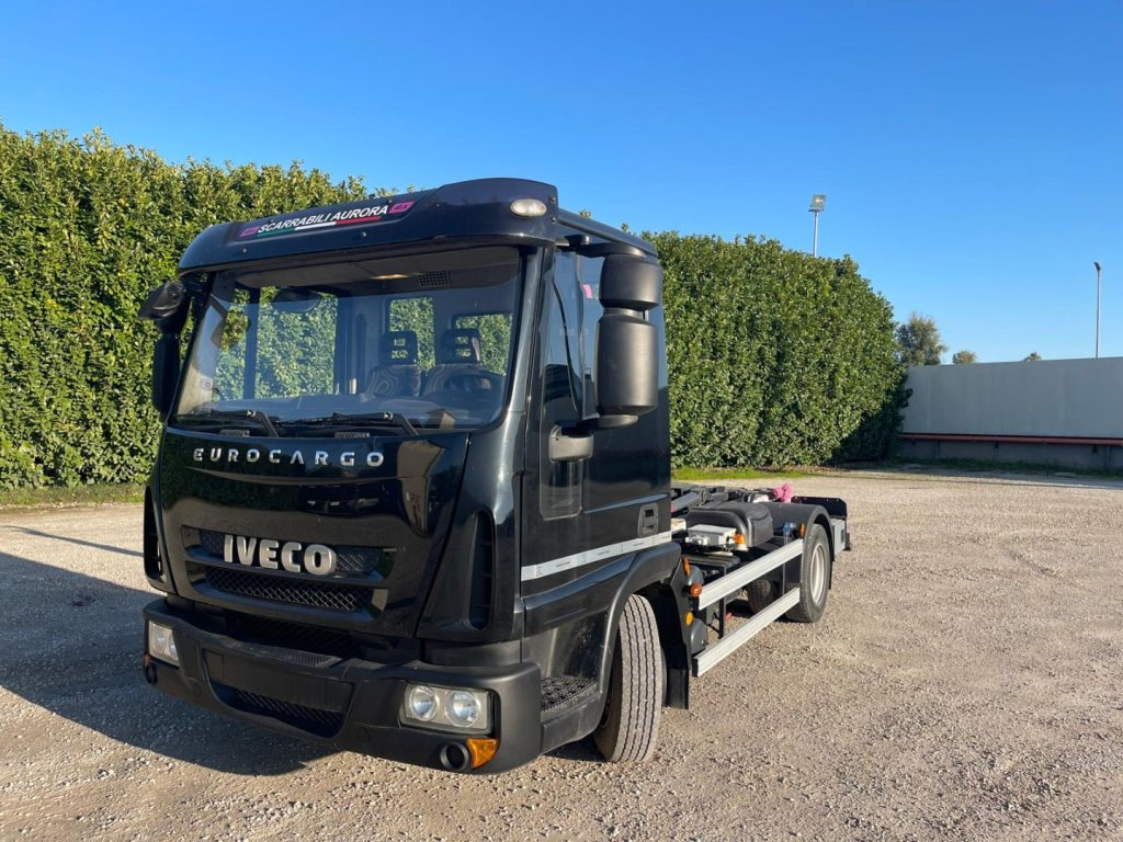 IVECO EUROCARGO 75E18 CON SCARRABILE NUOVO - 후크 리프트 트럭 : 사진 2 IVECO EUROCARGO 75E18 CON SCARRABILE NUOVO - 후크 리프트 트럭 : 사진 2