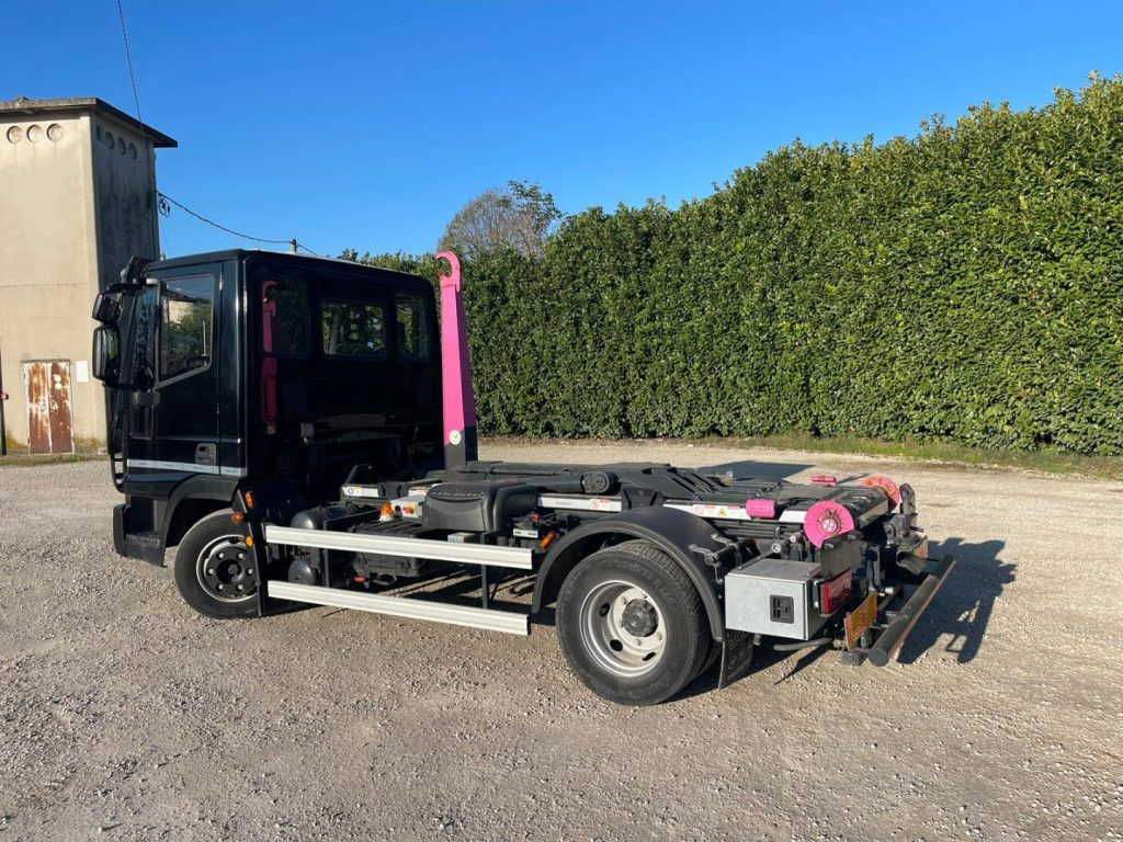 IVECO EUROCARGO 75E18 CON SCARRABILE NUOVO - 후크 리프트 트럭 : 사진 4 IVECO EUROCARGO 75E18 CON SCARRABILE NUOVO - 후크 리프트 트럭 : 사진 4