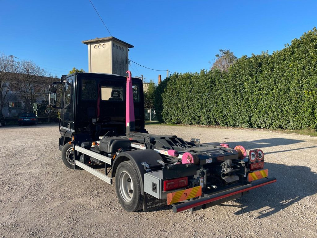 IVECO EUROCARGO 75E18 CON SCARRABILE NUOVO - 후크 리프트 트럭 : 사진 5 IVECO EUROCARGO 75E18 CON SCARRABILE NUOVO - 후크 리프트 트럭 : 사진 5
