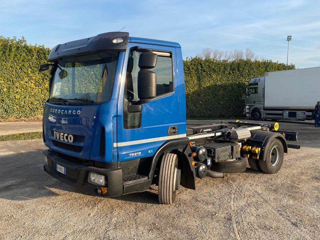 IVECO EUROCARGO 75E18 SCARRABILE - 후크 리프트 트럭 : 사진 1 IVECO EUROCARGO 75E18 SCARRABILE - 후크 리프트 트럭 : 사진 1