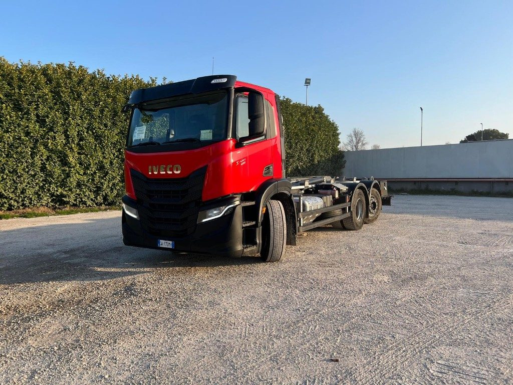 IVECO X-WAY AD260 NUOVO TARGATO SCARRABILE - 후크 리프트 트럭 : 사진 1 IVECO X-WAY AD260 NUOVO TARGATO SCARRABILE - 후크 리프트 트럭 : 사진 1