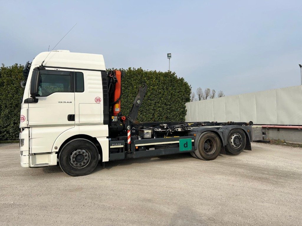 MAN TGX 26.480 SCARRABILE CON GRU DIETRO CABINA - 후크 리프트 트럭 : 사진 2 MAN TGX 26.480 SCARRABILE CON GRU DIETRO CABINA - 후크 리프트 트럭 : 사진 2