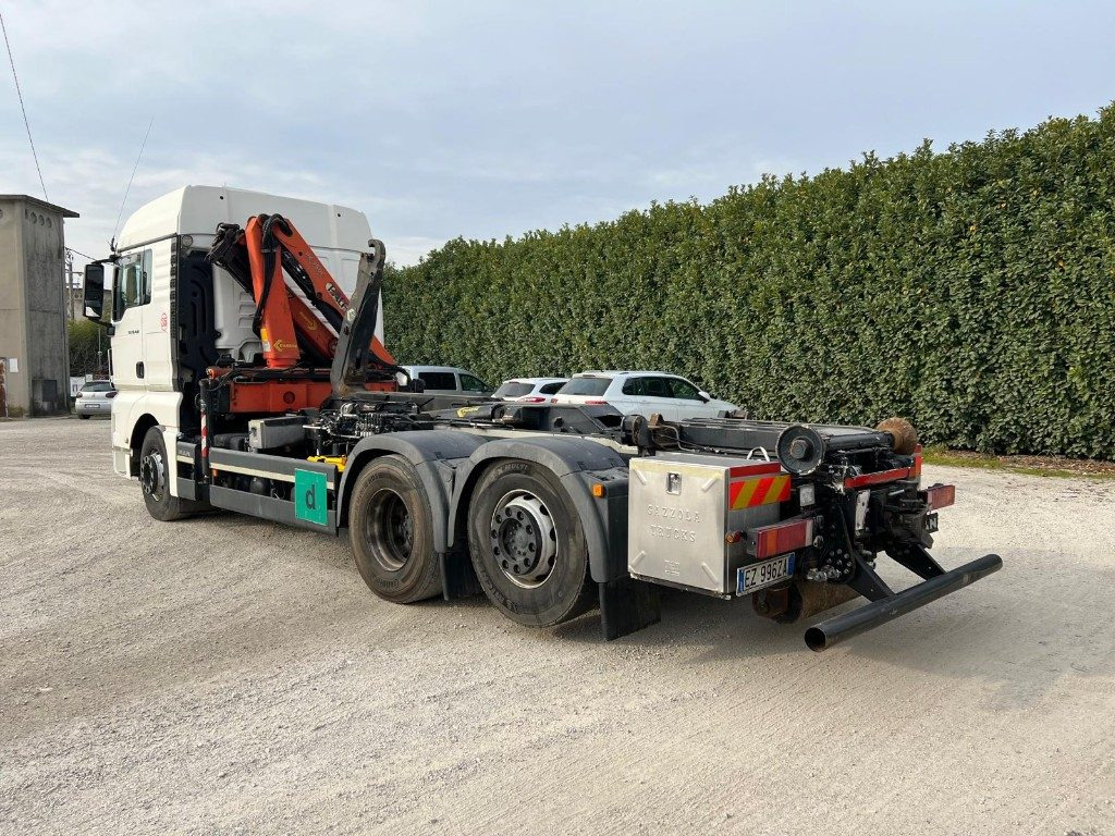 MAN TGX 26.480 SCARRABILE CON GRU DIETRO CABINA - 후크 리프트 트럭 : 사진 5 MAN TGX 26.480 SCARRABILE CON GRU DIETRO CABINA - 후크 리프트 트럭 : 사진 5