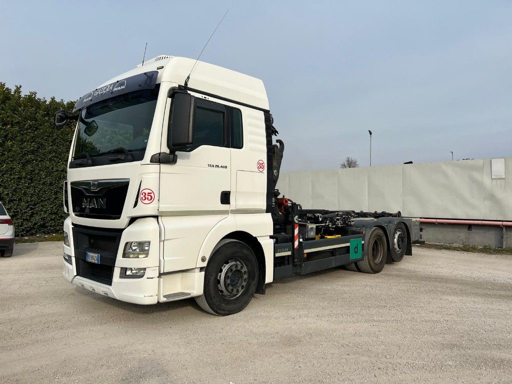 MAN TGX 26.480 SCARRABILE CON GRU DIETRO CABINA - 후크 리프트 트럭 : 사진 1 MAN TGX 26.480 SCARRABILE CON GRU DIETRO CABINA - 후크 리프트 트럭 : 사진 1