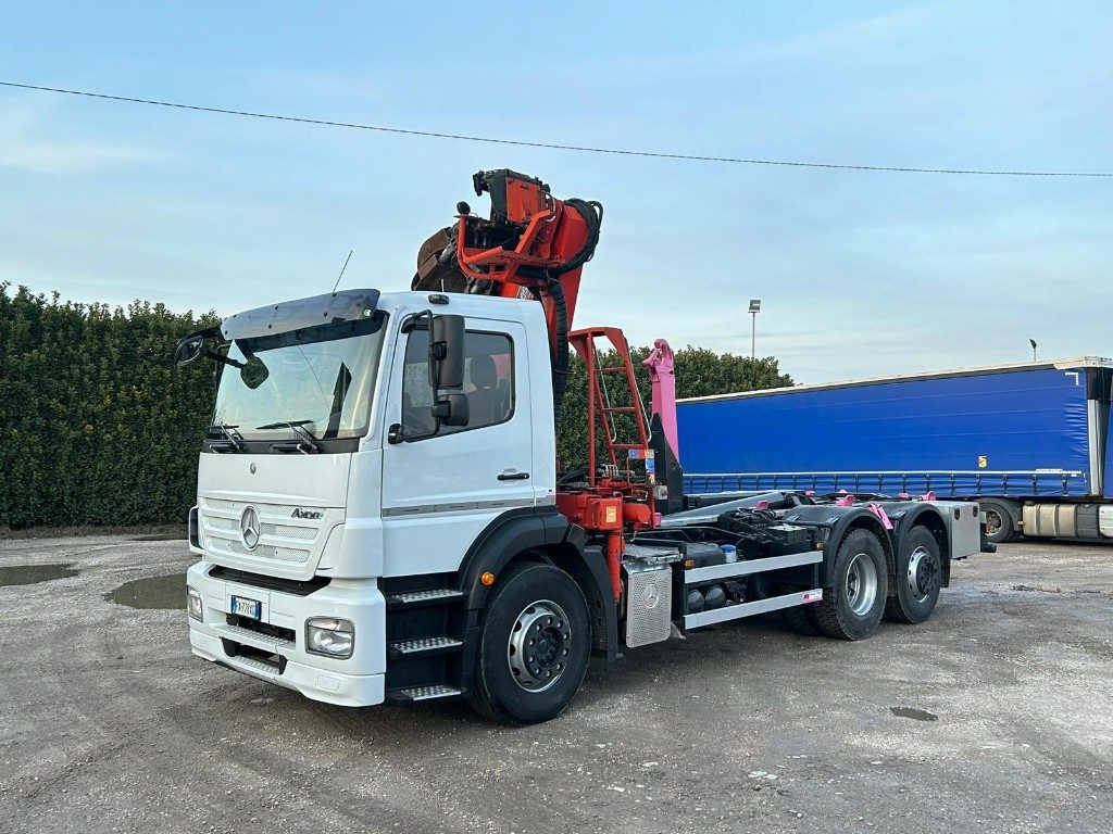 MERCEDES-BENZ MERCEDES AXOR 2533 SCARRABILE CON GRU E POLIPO - 후크 리프트 트럭 : 사진 2 MERCEDES-BENZ MERCEDES AXOR 2533 SCARRABILE CON GRU E POLIPO - 후크 리프트 트럭 : 사진 2