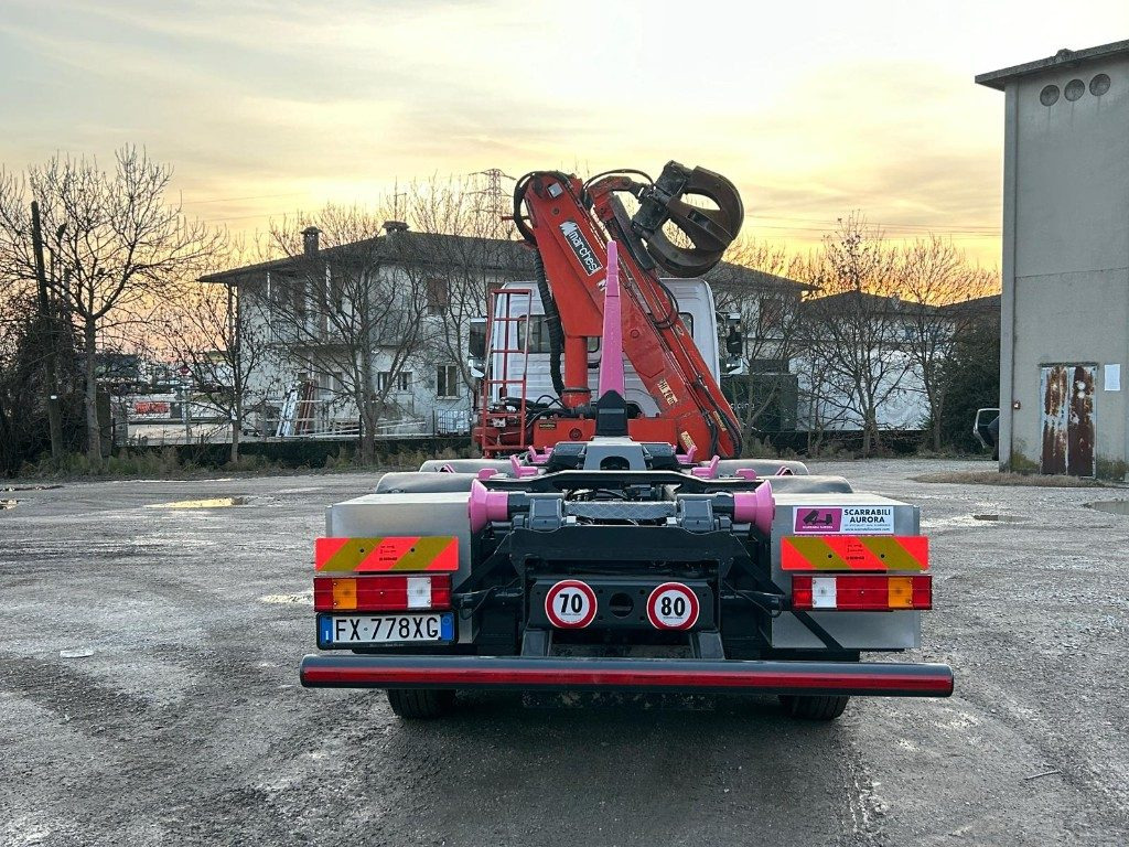 MERCEDES-BENZ MERCEDES AXOR 2533 SCARRABILE CON GRU E POLIPO - 후크 리프트 트럭 : 사진 4 MERCEDES-BENZ MERCEDES AXOR 2533 SCARRABILE CON GRU E POLIPO - 후크 리프트 트럭 : 사진 4