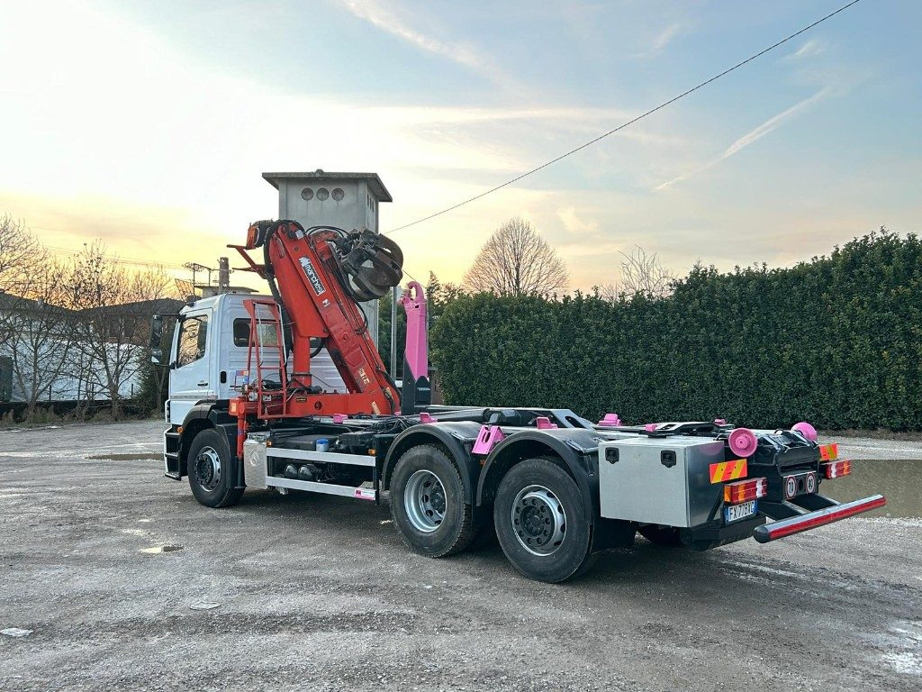 MERCEDES-BENZ MERCEDES AXOR 2533 SCARRABILE CON GRU E POLIPO - 후크 리프트 트럭 : 사진 3 MERCEDES-BENZ MERCEDES AXOR 2533 SCARRABILE CON GRU E POLIPO - 후크 리프트 트럭 : 사진 3