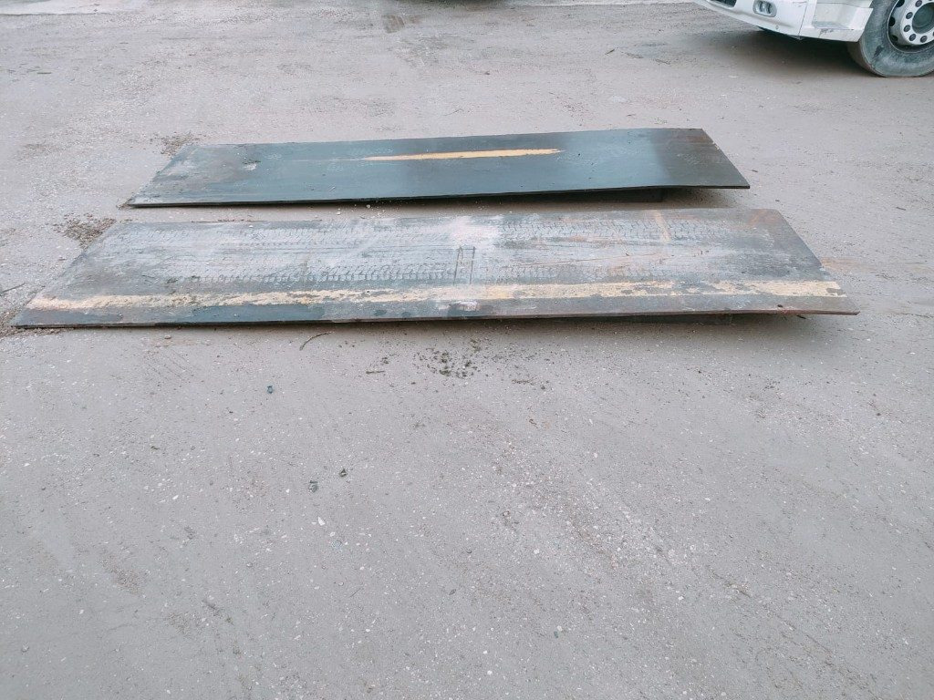 PEDANE IN FERRO PER CONTAINER - 건설장비 : 사진 5 PEDANE IN FERRO PER CONTAINER - 건설장비 : 사진 5