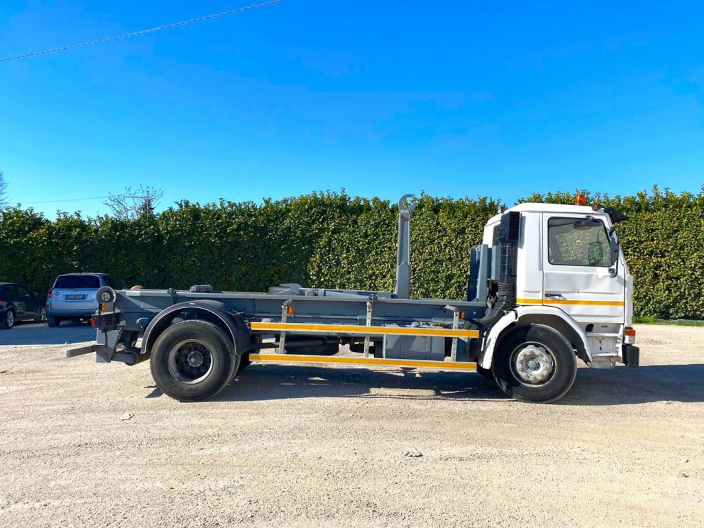 SCANIA H82 SCARRABILE BALESTRATO ANTERIORE E POSTE - 후크 리프트 트럭 : 사진 2 SCANIA H82 SCARRABILE BALESTRATO ANTERIORE E POSTE - 후크 리프트 트럭 : 사진 2