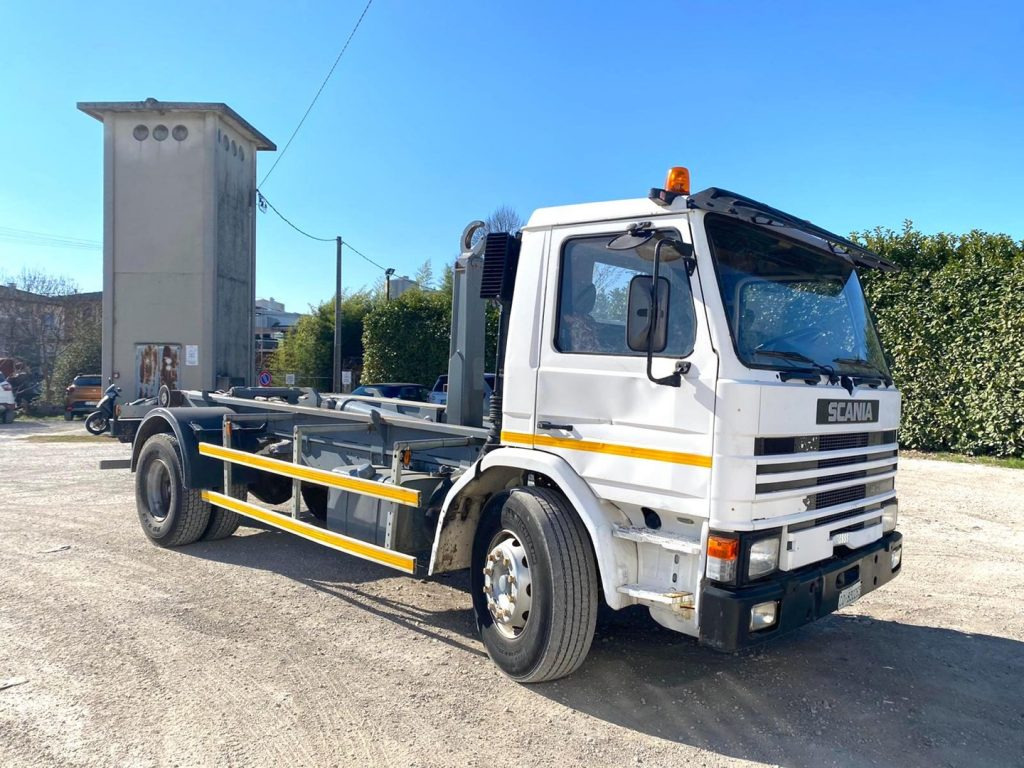 SCANIA H82 SCARRABILE BALESTRATO ANTERIORE E POSTE - 후크 리프트 트럭 : 사진 1 SCANIA H82 SCARRABILE BALESTRATO ANTERIORE E POSTE - 후크 리프트 트럭 : 사진 1