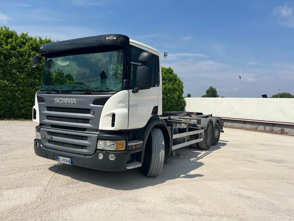 SCANIA P380 SCARRABILE - 후크 리프트 트럭 : 사진 1 SCANIA P380 SCARRABILE - 후크 리프트 트럭 : 사진 1