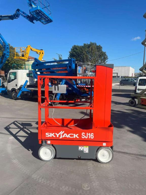 SkyJack SJ-16 - 수직 마스트 리프트 : 사진 4 SkyJack SJ-16 - 수직 마스트 리프트 : 사진 4