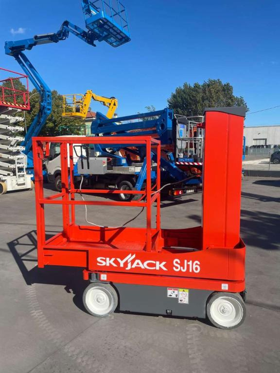 SkyJack SJ-16 - 수직 마스트 리프트 : 사진 1 SkyJack SJ-16 - 수직 마스트 리프트 : 사진 1