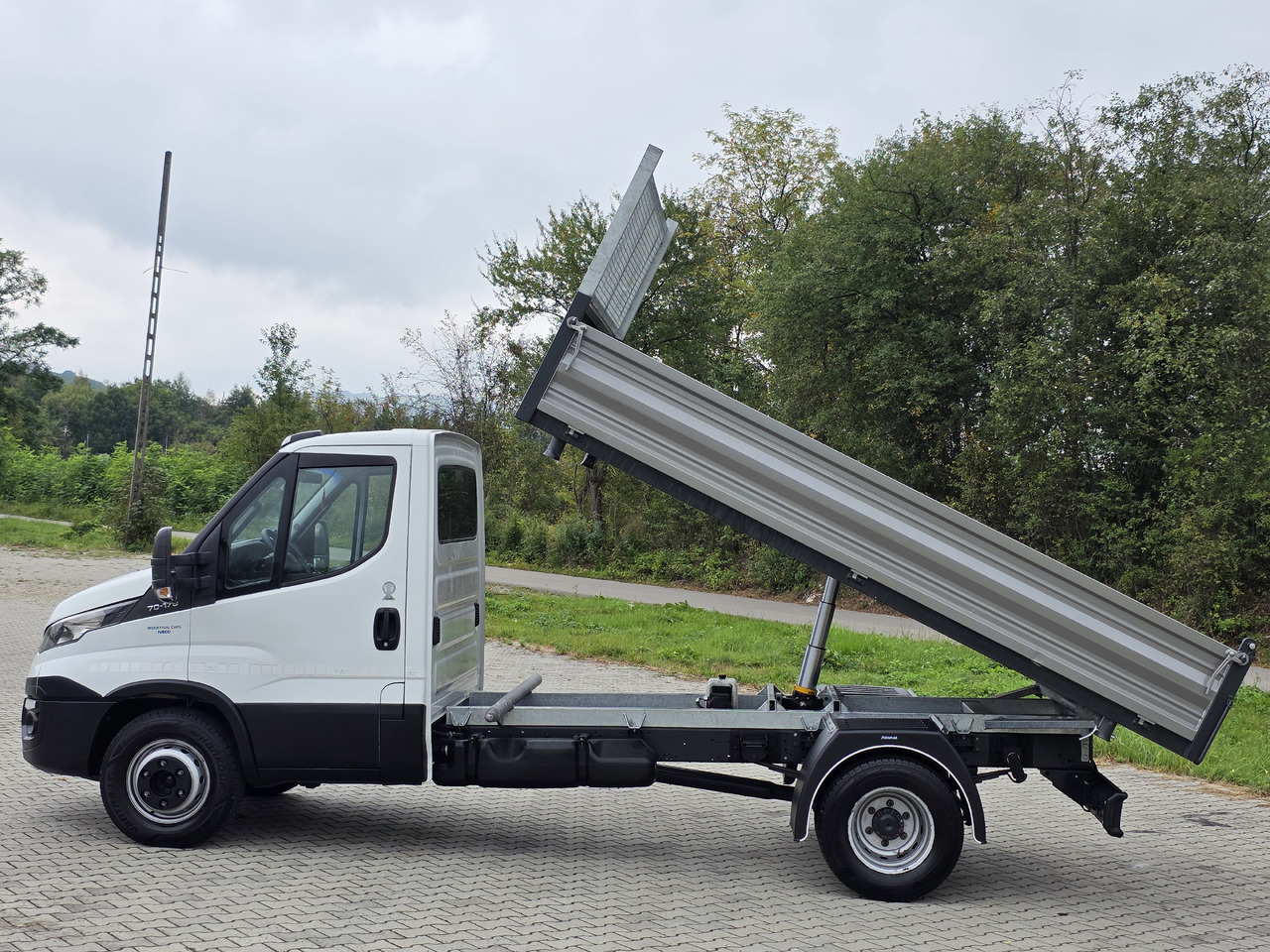 IVECO Daily 70c-17 Wywrotka 3.80 M ! Kiper 3-Stronny ! Klima ! 3.0 HPI * 170 Hp ! Super Stan ! Z Włoch ! - 덤프 밴 : 사진 4 IVECO Daily 70c-17 Wywrotka 3.80 M ! Kiper 3-Stronny ! Klima ! 3.0 HPI * 170 Hp ! Super Stan ! Z Włoch ! - 덤프 밴 : 사진 4