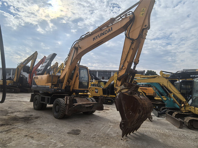 Hyundai R210W-9S - 휠 굴삭기 : 사진 4 Hyundai R210W-9S - 휠 굴삭기 : 사진 4