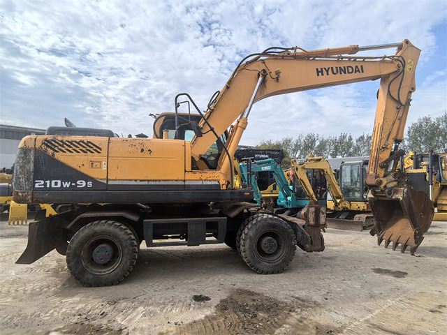 Hyundai R210W-9S - 휠 굴삭기 : 사진 1 Hyundai R210W-9S - 휠 굴삭기 : 사진 1