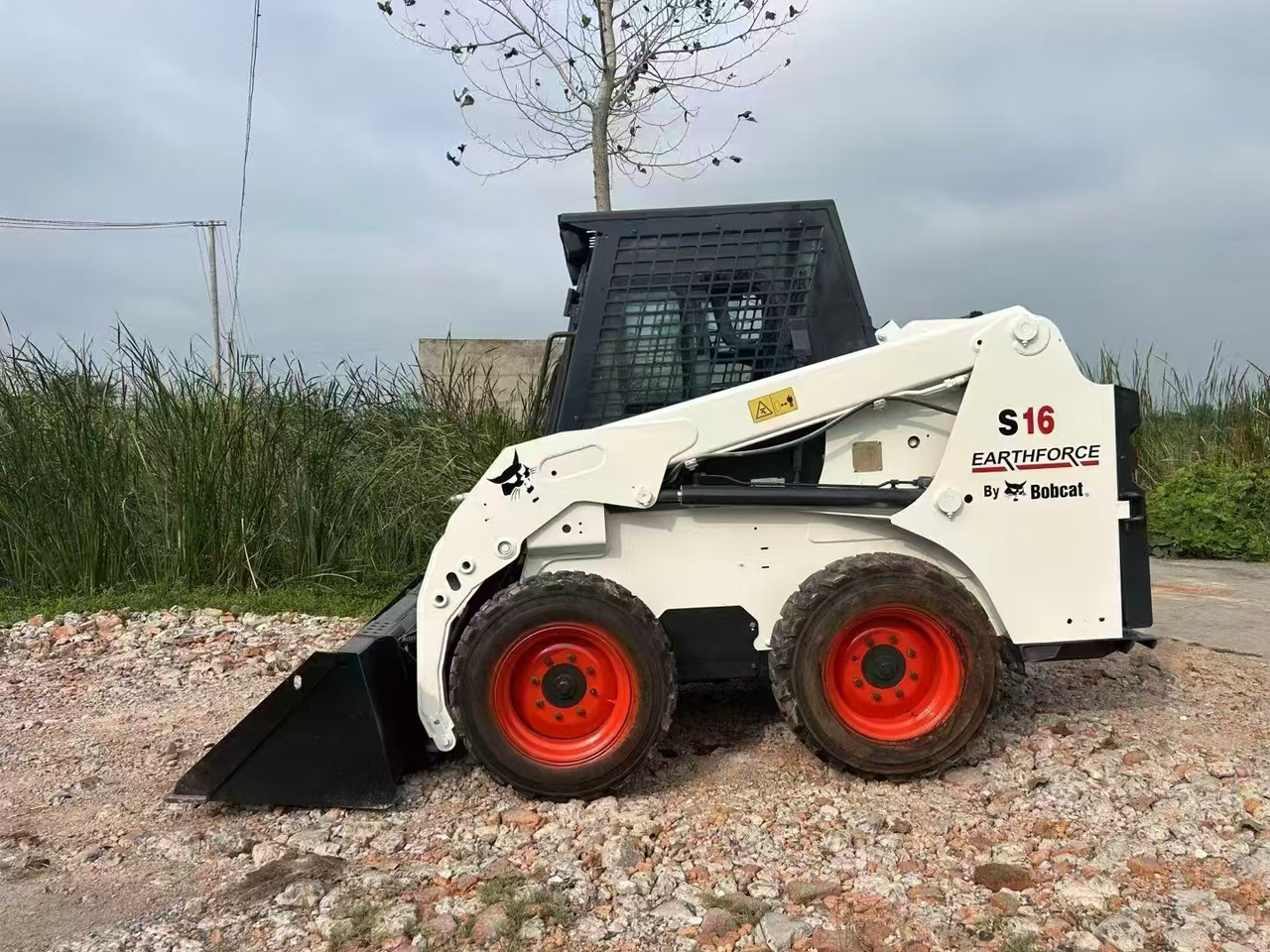 BOBCAT Skid Steer Loader S16 - 스키드 스티어 로더 : 사진 3 BOBCAT Skid Steer Loader S16 - 스키드 스티어 로더 : 사진 3