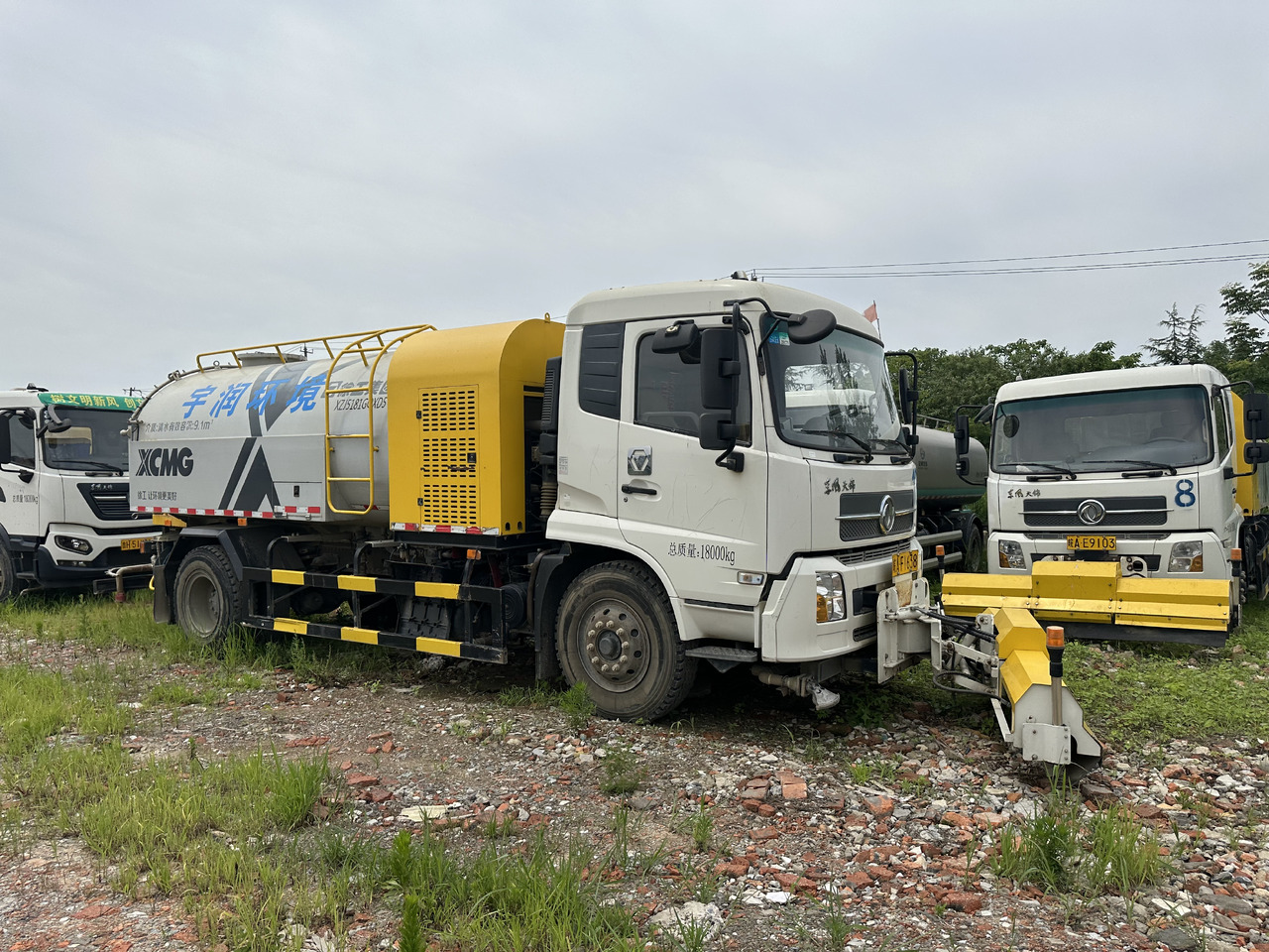 Dongfeng Large Vacuum Suction Truck - 진공 흡입 트럭 : 사진 2 Dongfeng Large Vacuum Suction Truck - 진공 흡입 트럭 : 사진 2