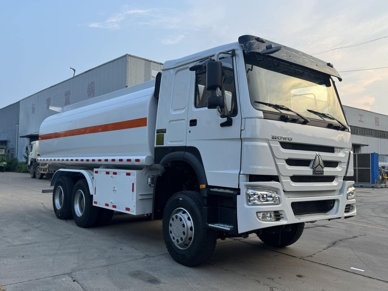 SINOTRUK Howo Fuel Tanker Click Here For DISCOUNT - 유조트럭 : 사진 1 SINOTRUK Howo Fuel Tanker Click Here For DISCOUNT - 유조트럭 : 사진 1