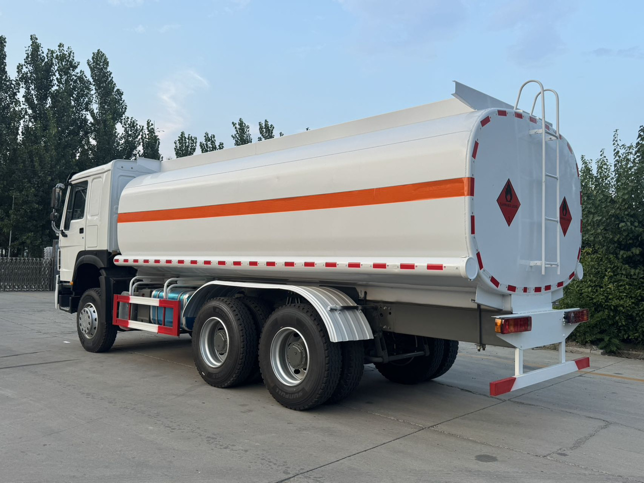 SINOTRUK Howo Fuel Tanker Click Here For DISCOUNT - 유조트럭 : 사진 2 SINOTRUK Howo Fuel Tanker Click Here For DISCOUNT - 유조트럭 : 사진 2
