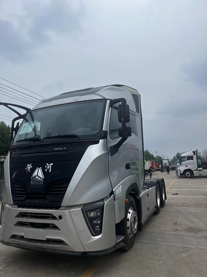SINOTRUK Y1263 Huanghe X7 6X4 Automatic Tractor Unit - 건설기계 : 사진 3 SINOTRUK Y1263 Huanghe X7 6X4 Automatic Tractor Unit - 건설기계 : 사진 3