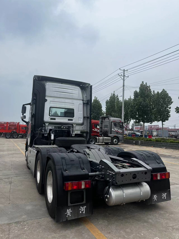 SINOTRUK Y1263 Huanghe X7 6X4 Automatic Tractor Unit - 건설기계 : 사진 4 SINOTRUK Y1263 Huanghe X7 6X4 Automatic Tractor Unit - 건설기계 : 사진 4