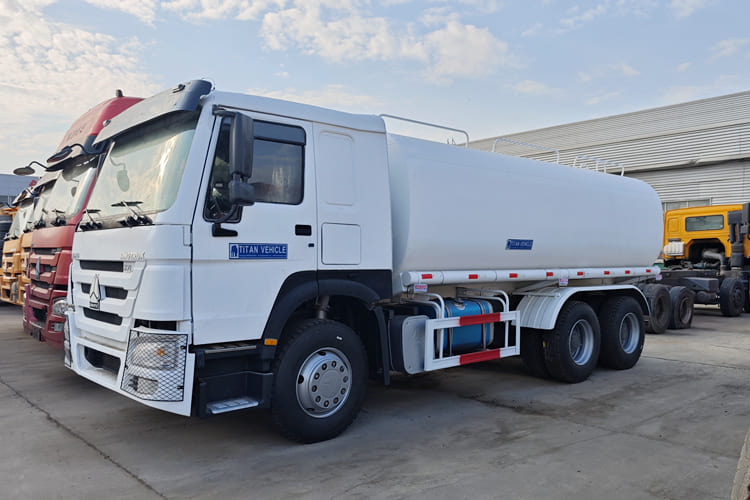 SINOTRUK Water Sprinkler Tanker for Sale in Malawi - 유조트럭 : 사진 1 SINOTRUK Water Sprinkler Tanker for Sale in Malawi - 유조트럭 : 사진 1
