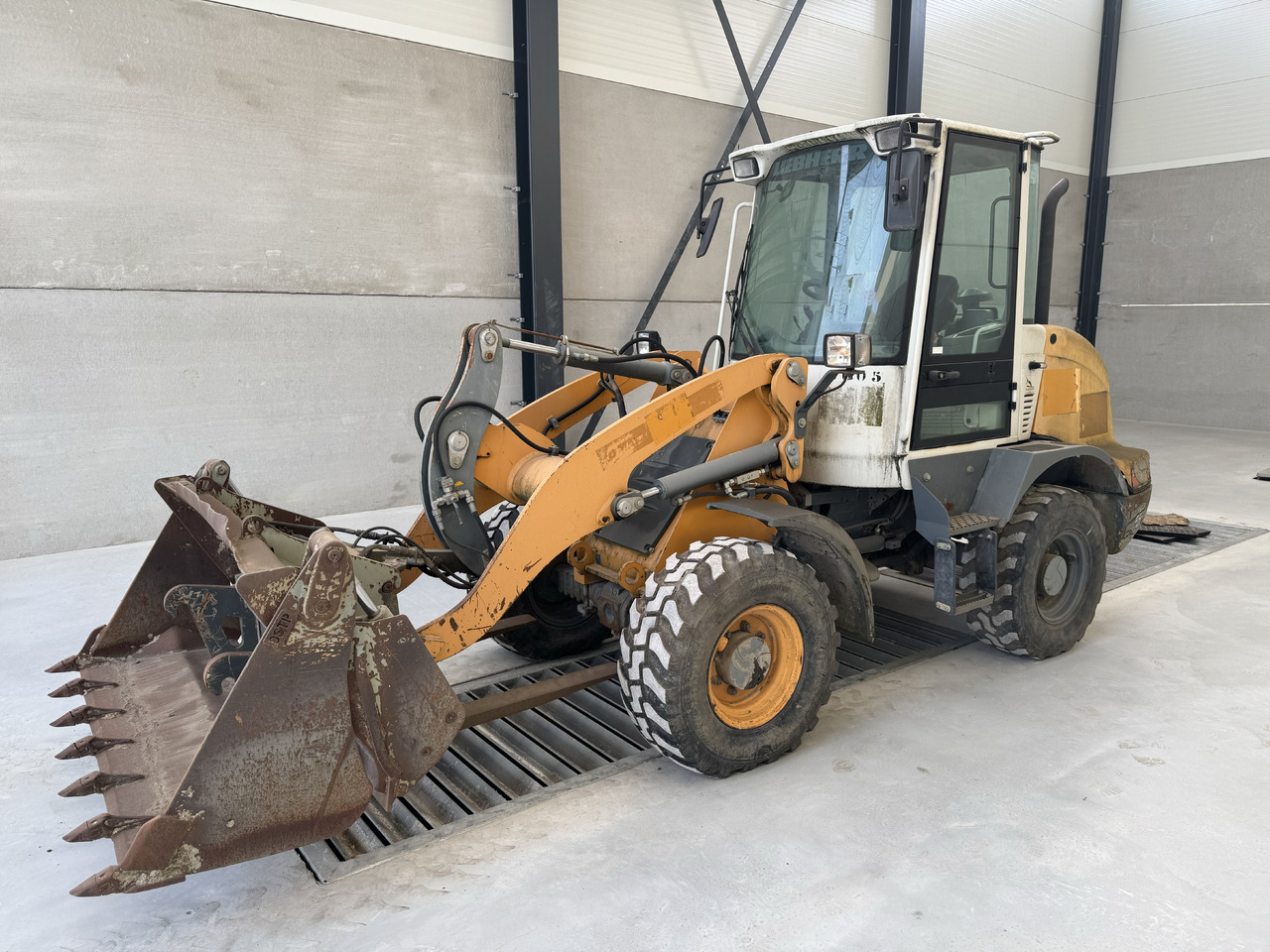 LIEBHERR L 506 - 휠 굴삭기 : 사진 3 LIEBHERR L 506 - 휠 굴삭기 : 사진 3