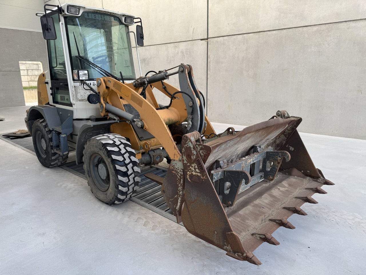 LIEBHERR L 506 - 휠 굴삭기 : 사진 4 LIEBHERR L 506 - 휠 굴삭기 : 사진 4