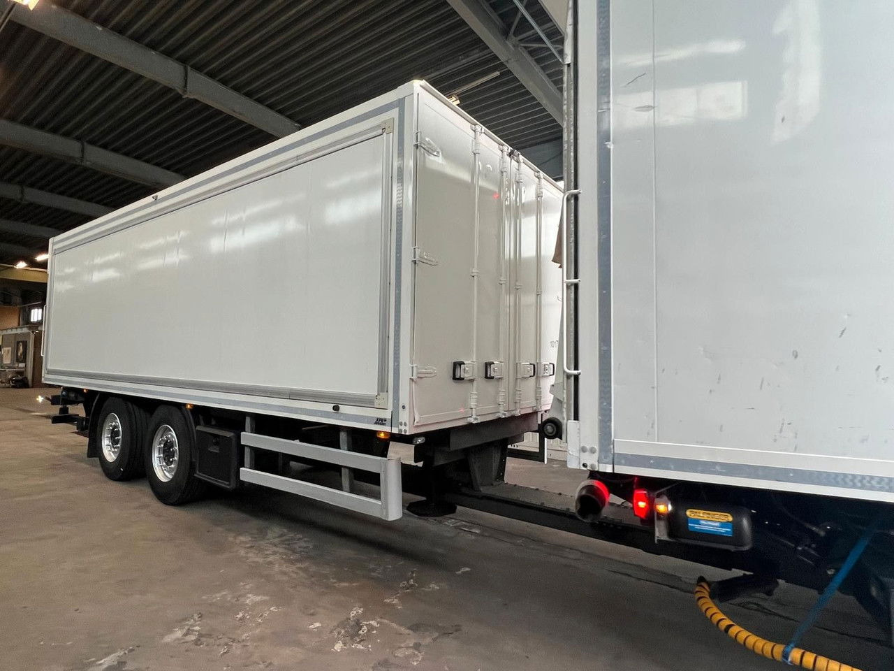 Mercedes-Benz Actros 2543 Komplettzug Voll-Luft - Lange Koffer - 박스 트럭 : 사진 3 Mercedes-Benz Actros 2543 Komplettzug Voll-Luft - Lange Koffer - 박스 트럭 : 사진 3