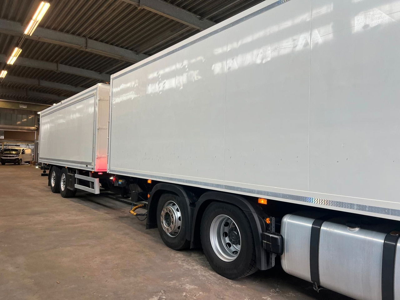 Mercedes-Benz Actros 2543 Komplettzug Voll-Luft - Lange Koffer - 박스 트럭 : 사진 2 Mercedes-Benz Actros 2543 Komplettzug Voll-Luft - Lange Koffer - 박스 트럭 : 사진 2