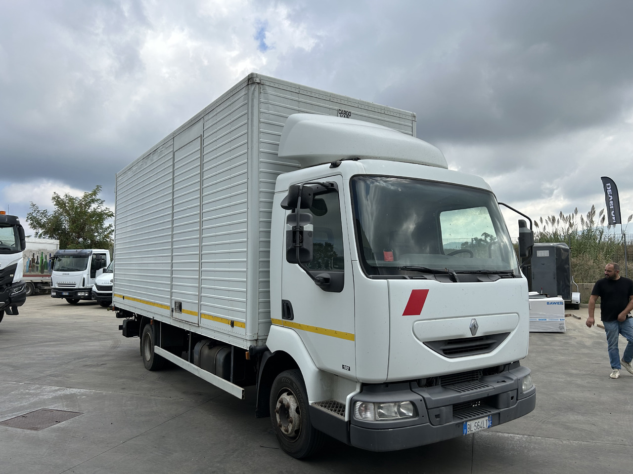 RENAULT Midlum 180 con furgonatarura e sponda - 박스 트럭 : 사진 2 RENAULT Midlum 180 con furgonatarura e sponda - 박스 트럭 : 사진 2