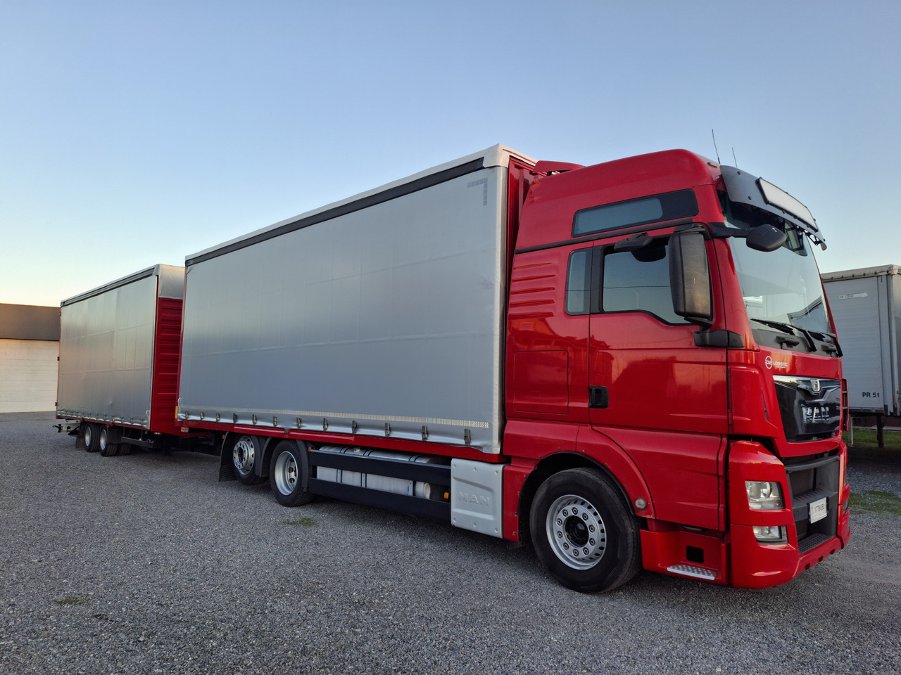 MAN TGX 26.440 E6 + SCHMITZ - 커튼사이더 트럭 : 사진 1 MAN TGX 26.440 E6 + SCHMITZ - 커튼사이더 트럭 : 사진 1