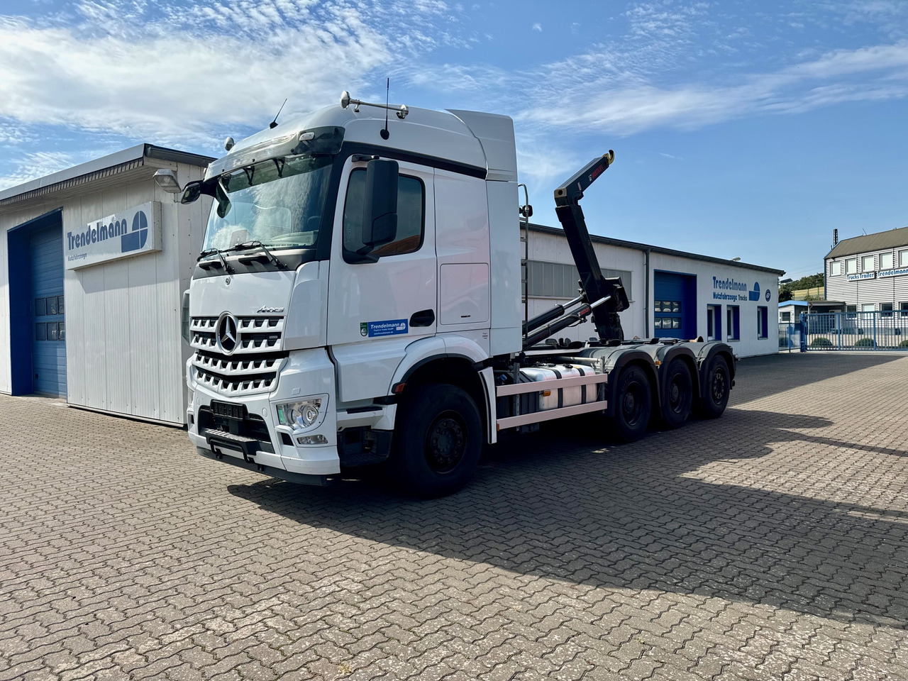 MERCEDES-BENZ Arocs 3553 4 Achsen Tridem - 후크 리프트 트럭 : 사진 1 MERCEDES-BENZ Arocs 3553 4 Achsen Tridem - 후크 리프트 트럭 : 사진 1